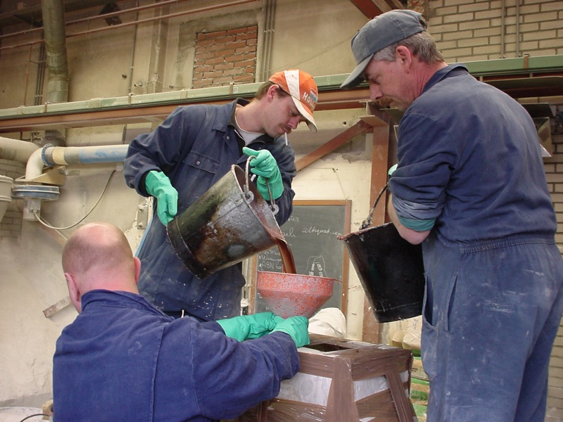 Fl&uuml;ssiges Wachs eingef&uuml;llt